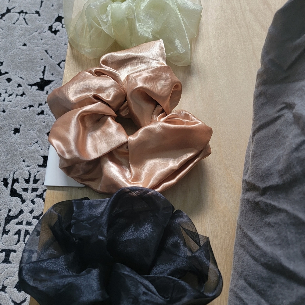 3 Giant Scrunchies